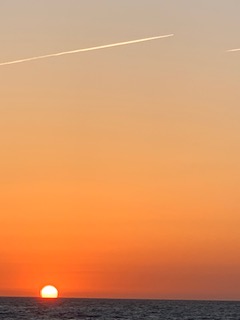 5月13日の夕陽と飛行機雲