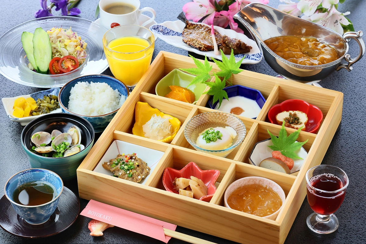 木箱に小鉢が並べられた豪華な和食の朝食膳がテーブルの上に用意されています。