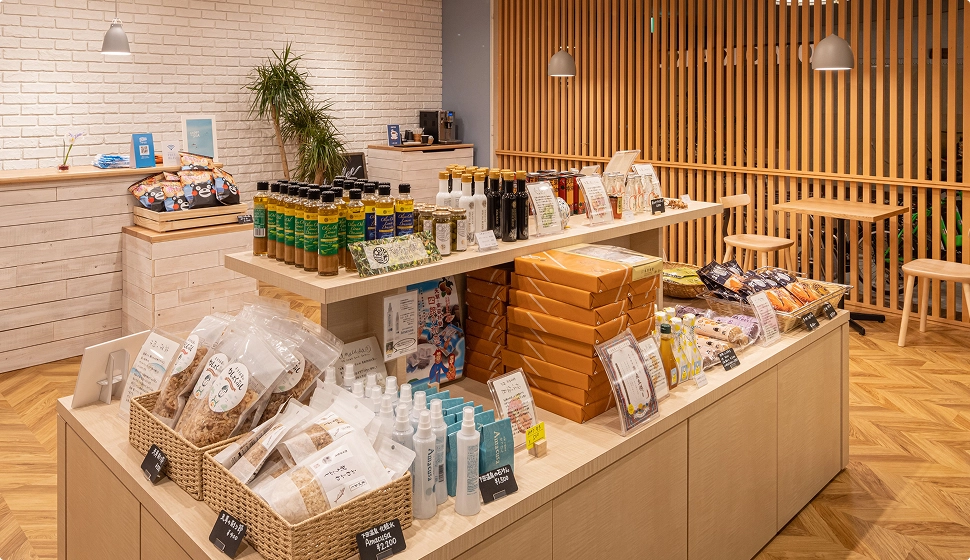 木製の棚にオリーブオイルや菓子などの特産品が並べられています。