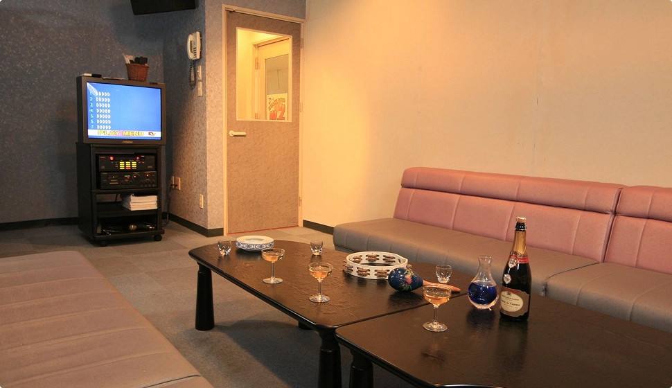 夕食後はグループやご家族で楽しめるカラオケルームもございます。ご宴会のあとの2次会にもご利用ください。