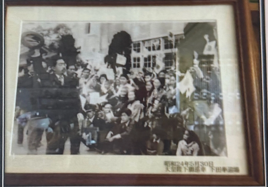 昭和天皇が下田市を訪問した際、多くの市民が沿道で旗を振って出迎えています。