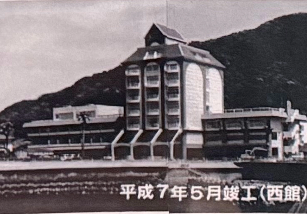 平成7年5月に竣工した特徴的な外観を持つ西館の建物が建っています。