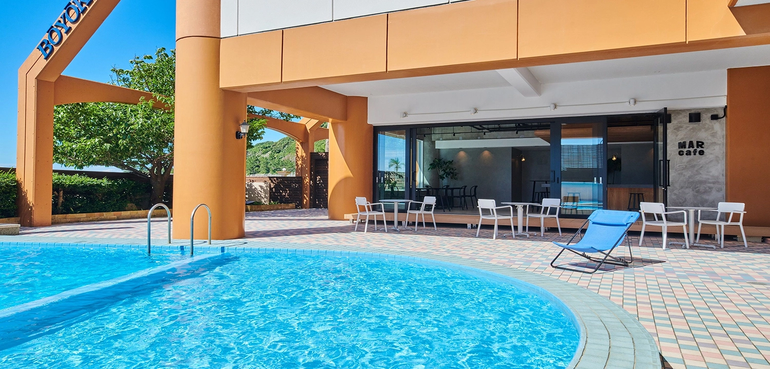 屋外プールのそばに、テラス席を備えたカフェが営業しています。