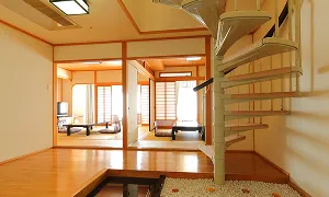 螺旋階段がある和風の室内には、畳の部屋や障子が見えています。