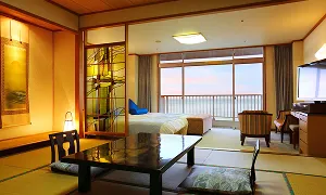 畳の部屋と大きな窓から海が見えるベッドルームが隣接しています。