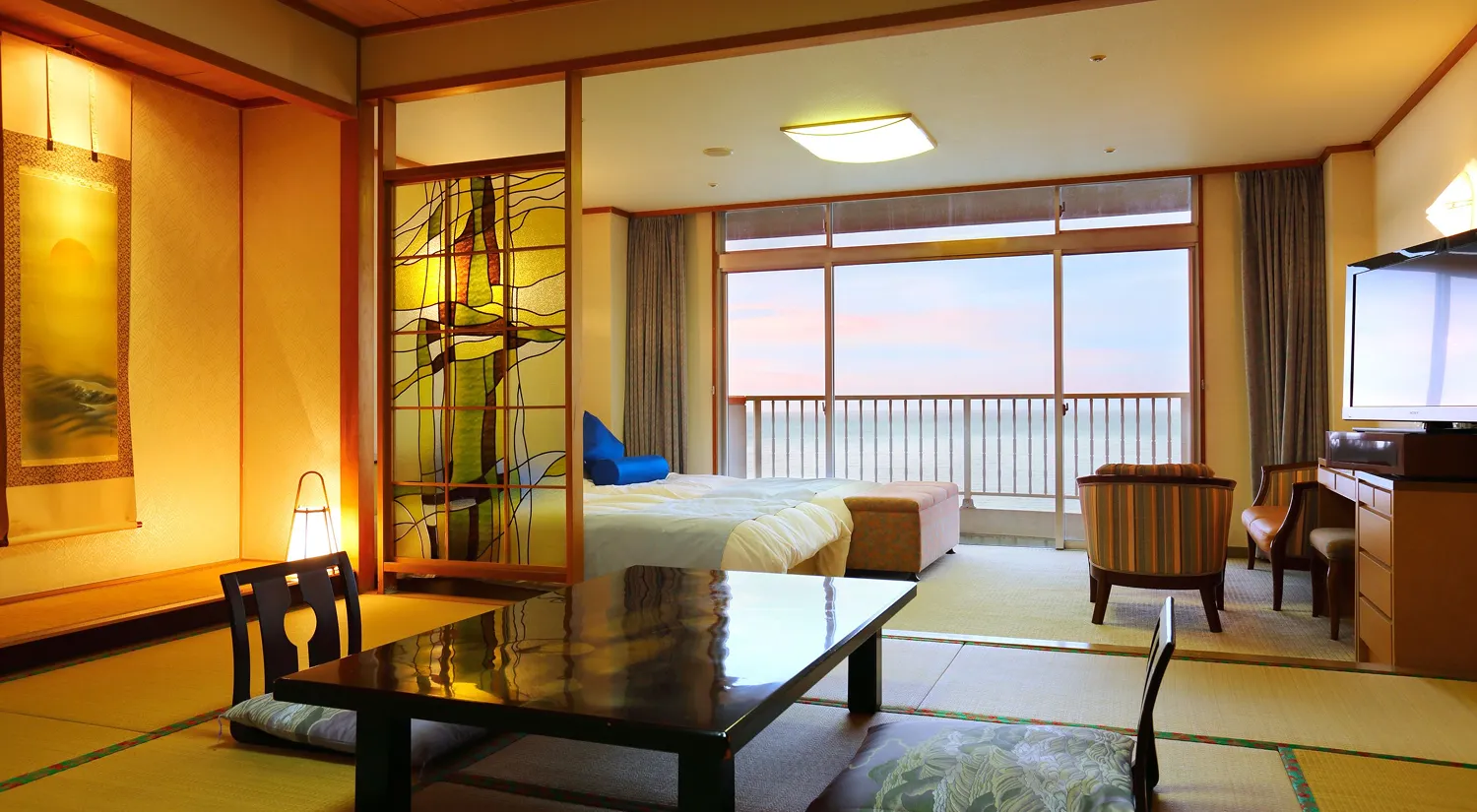 ステンドグラスで仕切られた和室の奥に、海を望むベッドルームが広がっています。