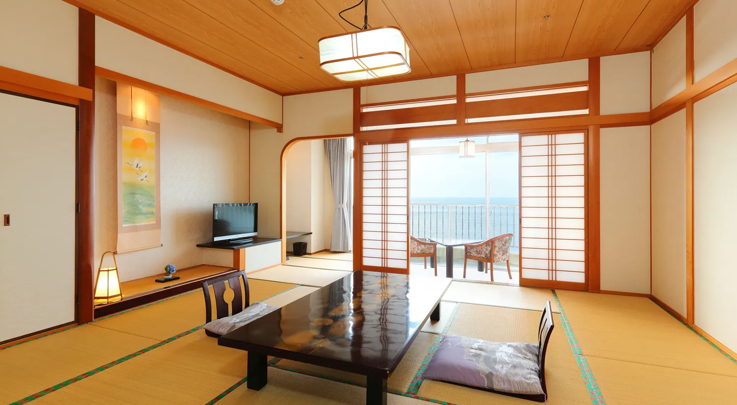 海が見えるバルコニーを備えた、落ち着いた雰囲気の和室が広がっています。