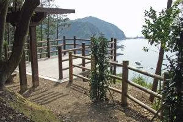 海を見渡せる高台に木製の展望デッキが設置されています。