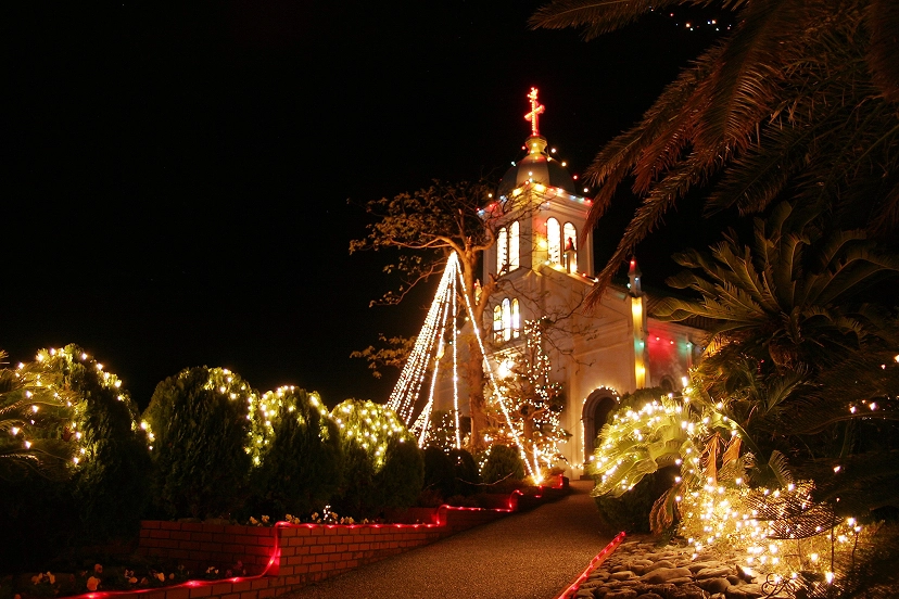 夜の教会が色鮮やかなイルミネーションで美しくライトアップされています。