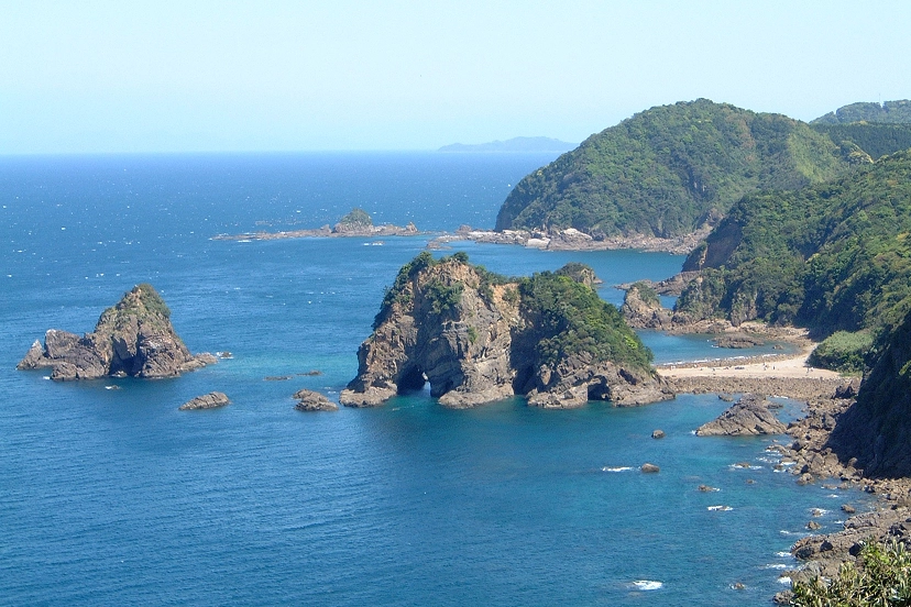青い海に浮かぶ奇岩と緑豊かな山々が織りなす美しい海岸線が広がっています。